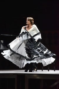 Lella Costa in Traviata - foto di Roberto Ricci