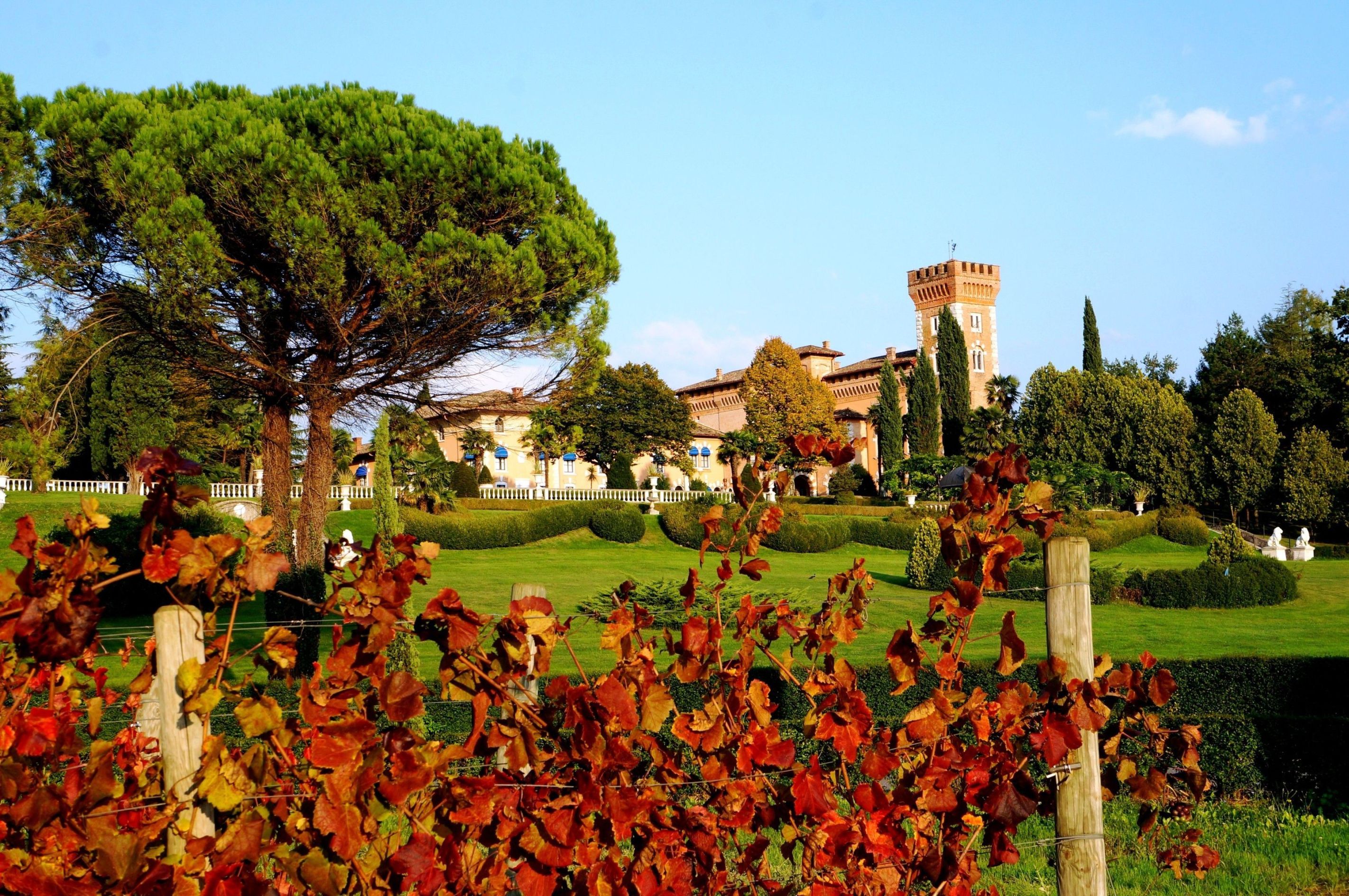 Al momento stai visualizzando In Collio per ammirare i colori del foliage, gustare i sapori dell’autunno e dormire fra le vigne al Castello di Spessa Resort di Capriva del Friuli
