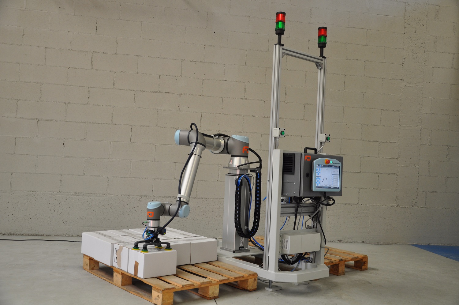 Al momento stai visualizzando Effedi Automation, ecco FlexiPall, la nuova isola robotizzata per i “pesi leggeri”