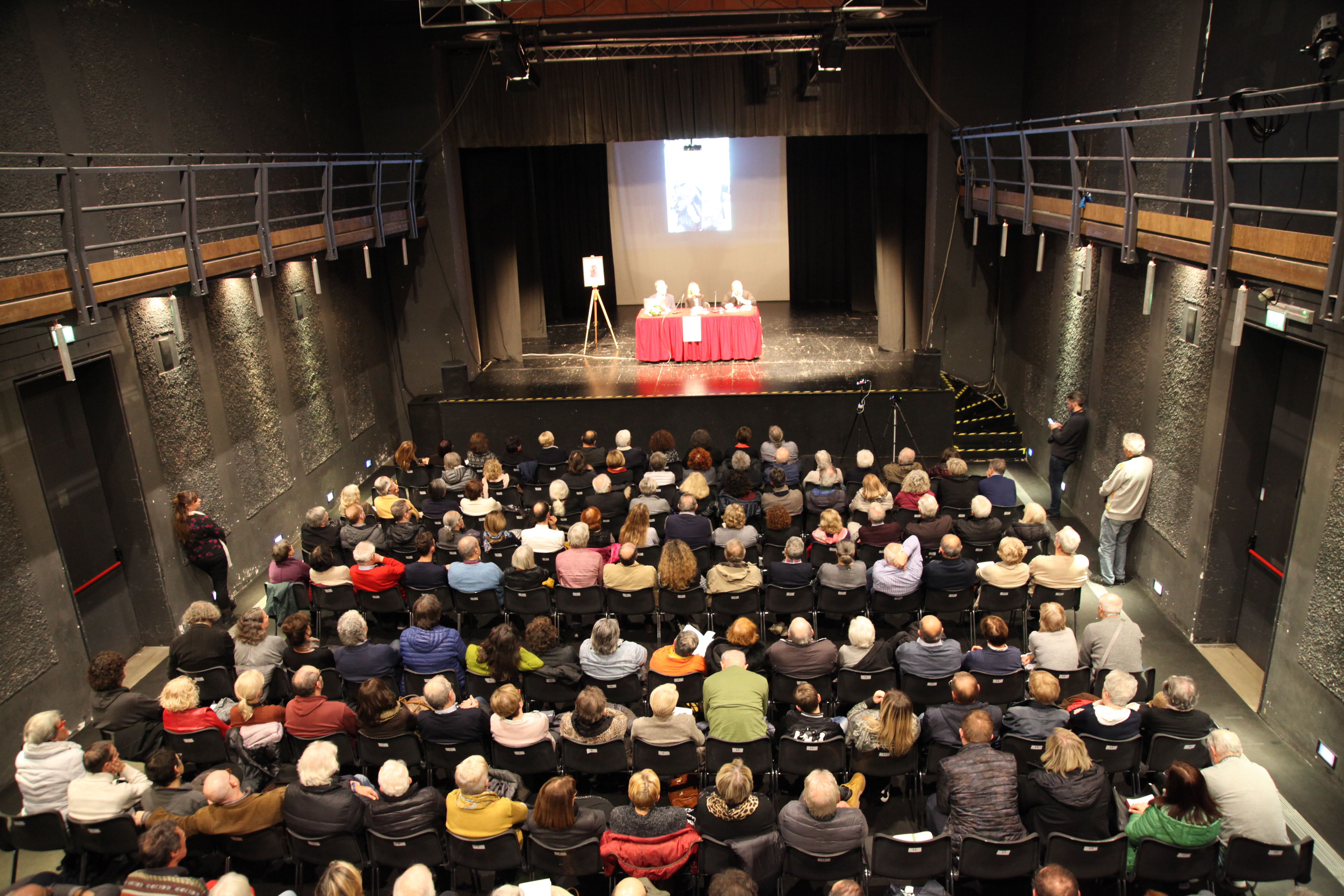 Al momento stai visualizzando Grande successo per la serata dell’Anpi in ricordo di Bruna Sibille-Sizia: teatro gremito per ascoltare Martina Delpiccolo che ha riscoperto la scrittrice dimenticata