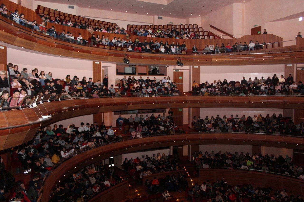 Scopri di più sull'articolo Un migliaio di studenti al teatro Nuovo Giovanni da Udine per la lezione-spettacolo Orient-Attiva-Mente