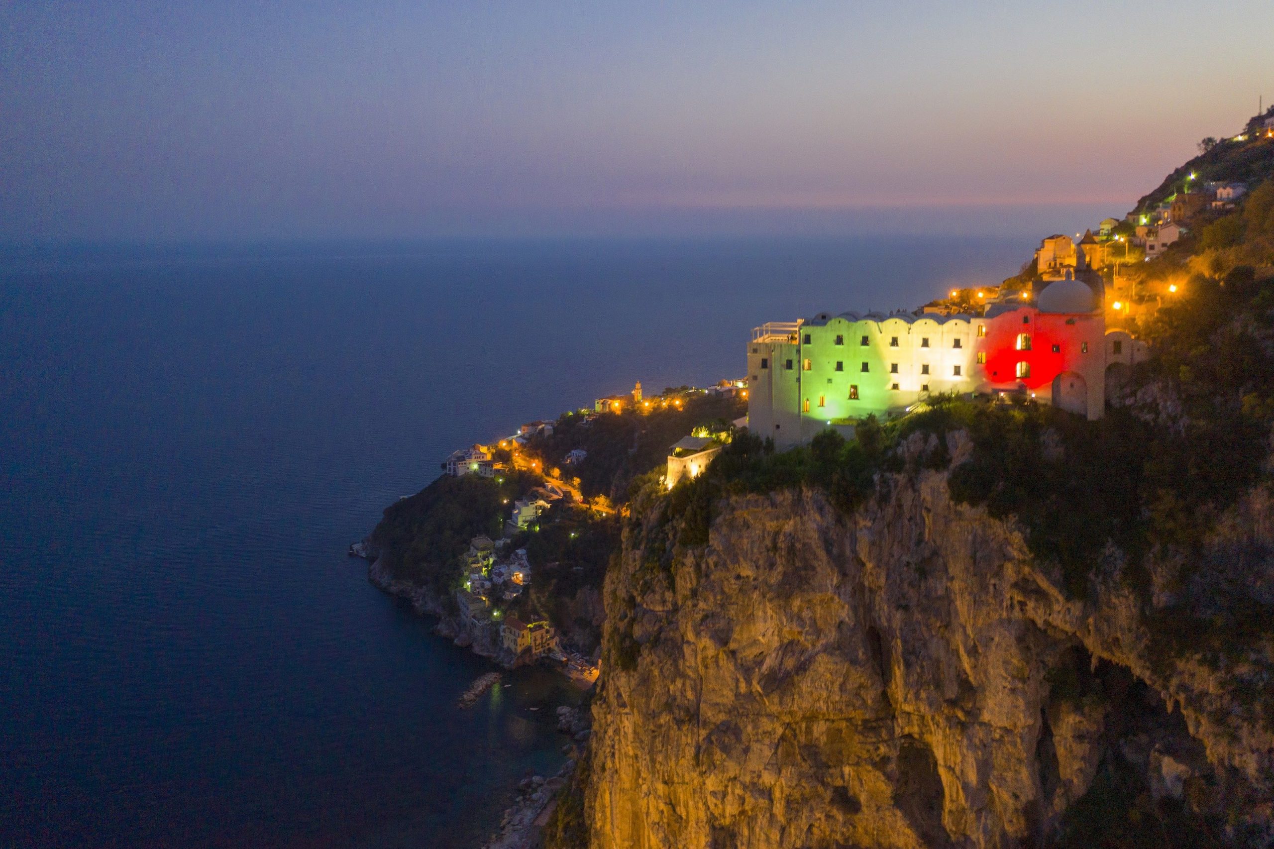 Al momento stai visualizzando Costiera Amalfitana, il Monastero Santa Rosa di Conca dei Marini s’illumina del Tricolore