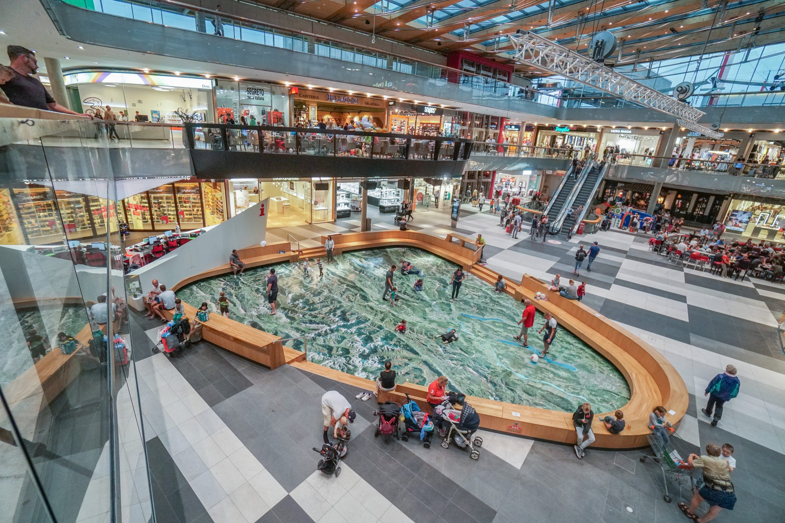 Al momento stai visualizzando Estate di grandi occasioni al centro commerciale Atrio di Villach: giornate degli sconti, mercatino delle pulci dei bambini e una mostra fotografica