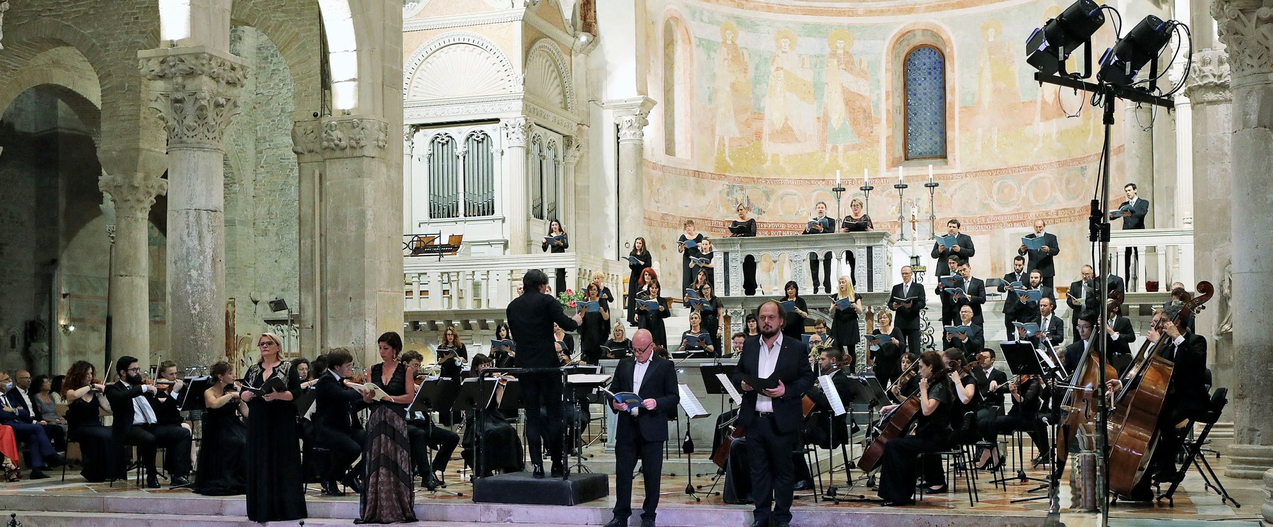 Al momento stai visualizzando Orchestra e Coro del FVG applauditi al Concerto della Rinascita ad Aquileia. Prossimo concerto Orchestra FVG il 25 luglio a Palmanova