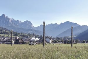 Scopri di più sull'articolo Inaugurata il 12 settembre a Mezzano di Primiero l’installazione Arkanians di Luca Pozzi. Il progetto coinvolge 20 artisti, 20 borghi, 20 regioni