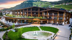 Scopri di più sull'articolo Primavera, un periodo magico per ritrovare energia e benessere all’Hotel Granbaita Dolomites, raffinato 5 stelle di Selva di Val Gardena
