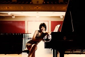Scopri di più sull'articolo La superstar del pianoforte Yuja Wang mercoledì 22 settembre al Giovanni da Udine con la Mahler Chamber Orchestra
