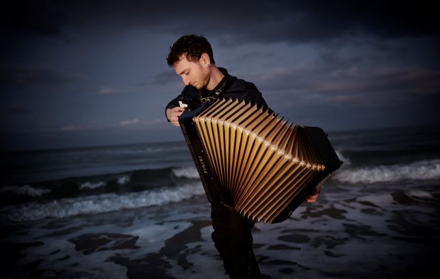 Al momento stai visualizzando Concerto a Palazzo con Raffaele Damen alla fisarmonica venerdì 18 febbraio in Sala Ajace di Palazzo D’Aronco per gli Amici della Musica di Udine