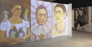 Scopri di più sull'articolo “Frida Kahlo. Il Caos Dentro”, mostra sensoriale dedicata all’artista messicana icona del Novecento dal 12 marzo al 23 luglio a Trieste (Salone degli Incanti)