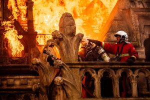 Scopri di più sull'articolo “Notre-Dame in fiamme” dal 28 al 30 marzo al cinema Centrale  di Udine. Jean-Jacques Annaud racconta il drammatico incendio della famosa cattedrale parigina