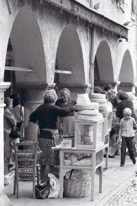La nuova mostra “La fotografia come testimonianza. Friuli 1980-2000” dell’IRPAC nella Chiesa di San Francesco, a Udine. Inaugurazione sabato 19 novembre