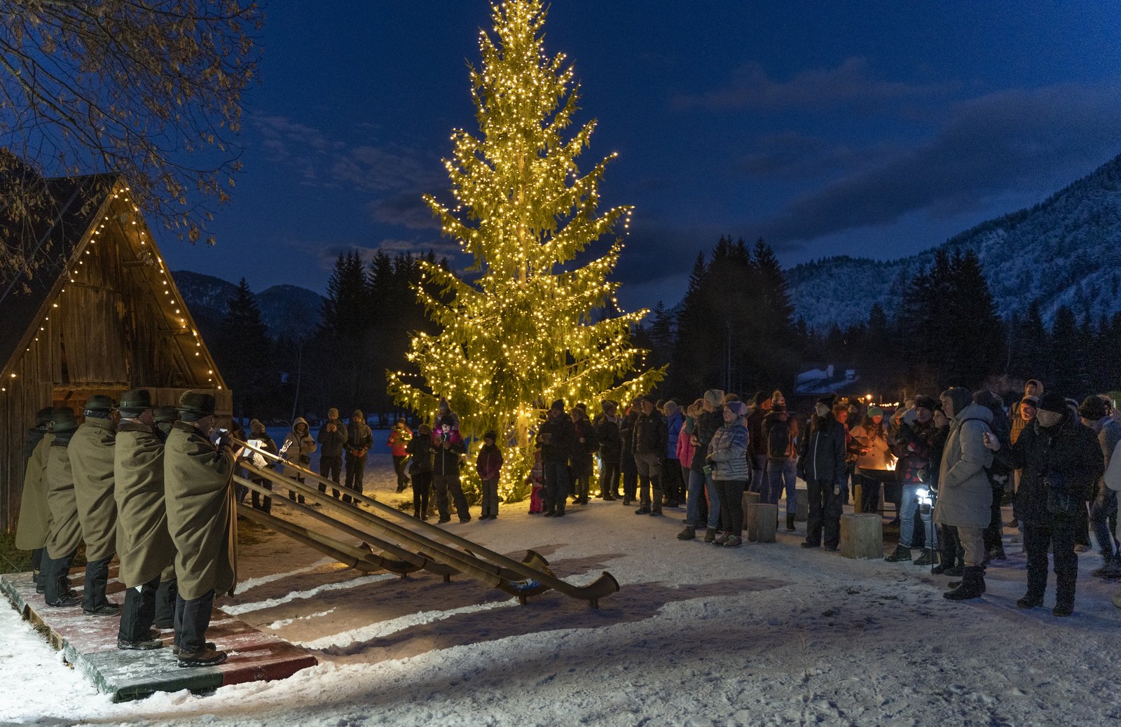 Scopri di più sull'articolo Ultimo fine settimana per visitare “Advent Pur” a Valbruna e immergersi nella magia del clima natalizio tra emozioni, leggende e cultura