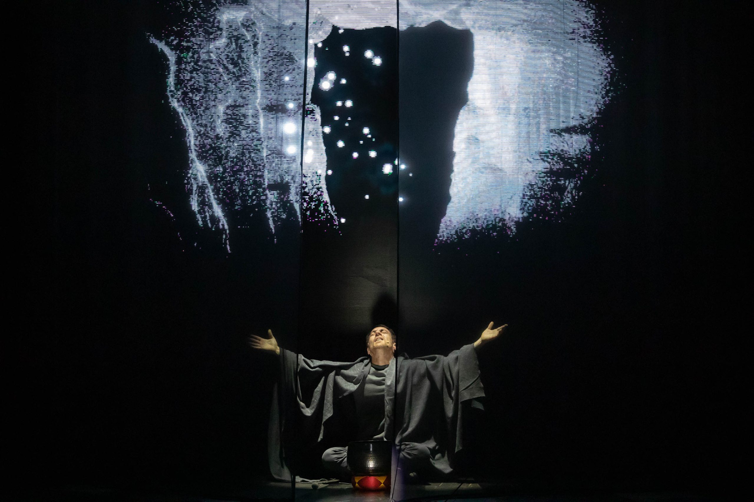 Scopri di più sull'articolo Paradiso XXXIII, con Elio Germano e il pordenonese Teho Teardo voce e musica, lunedì 13 febbraio al Teatro Verdi di Gorizia